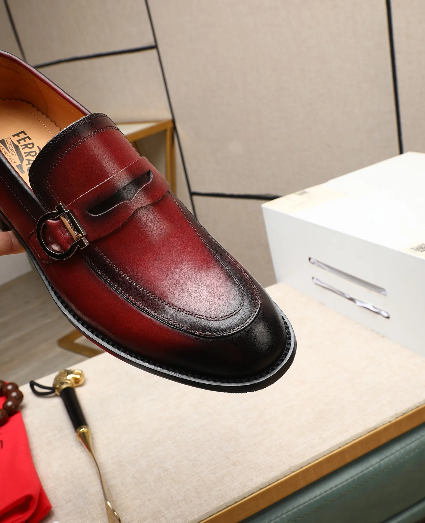 Men's shoes 💰560 📛📛(water-dyed cow lining) Salvatore Ferragamo high-end (Salvatore Ferragamo) is the world's top luxury footwear brand. It comes from the fashion kingdom of Italy. It is famous all over the world for its traditional handmade design and novel styles... 🚶🏻🚶🏻New suit shoes are available simultaneously at the counter. This model is made of pure handmade imported Italian calfskin fabric ➕soft water-dyed cowhide lining Original authentic outsole🌀🌀Size: 38➖44 (45 46 customized)